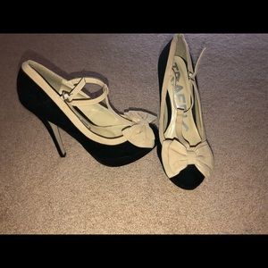 Black and beige pumps with bow